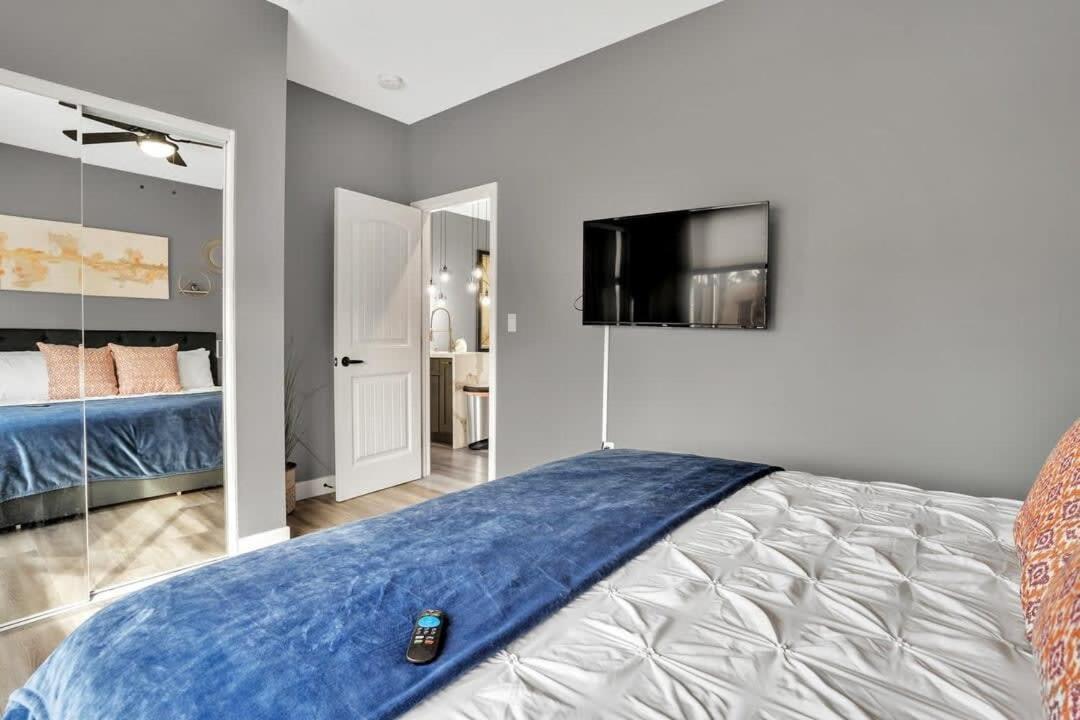 Professionals-Restaurants-Fastwifi-A C-Desk- Pets Apartment San Diego Exterior photo