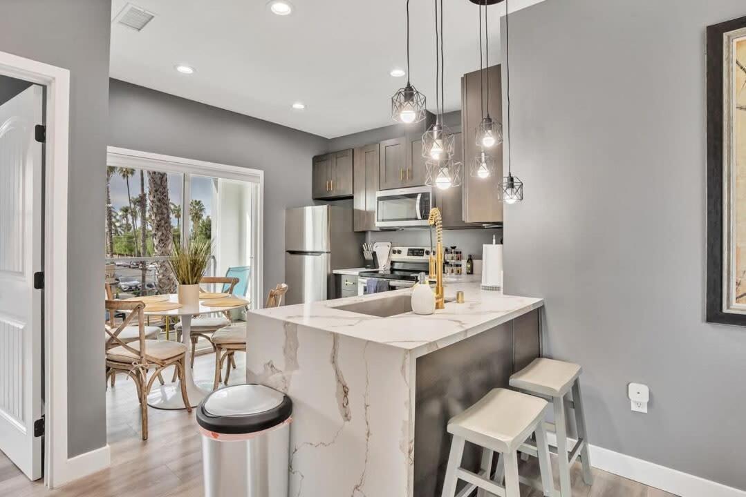 Professionals-Restaurants-Fastwifi-A C-Desk- Pets Apartment San Diego Exterior photo