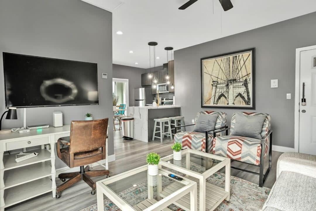 Professionals-Restaurants-Fastwifi-A C-Desk- Pets Apartment San Diego Exterior photo